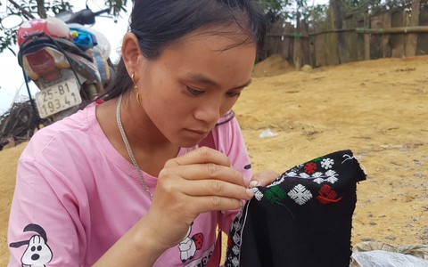 Chợ phiên của một gia đình chênh vênh trên núi cao, rừng sâu - Ảnh 4. Chợ phiên của một gia đình chênh vênh trên núi cao, rừng sâu - Ảnh 4.