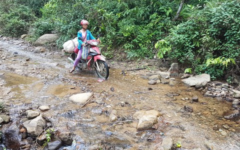 Chợ phiên của một gia đình chênh vênh trên núi cao, rừng sâu - Ảnh 3. Chợ phiên của một gia đình chênh vênh trên núi cao, rừng sâu - Ảnh 3.