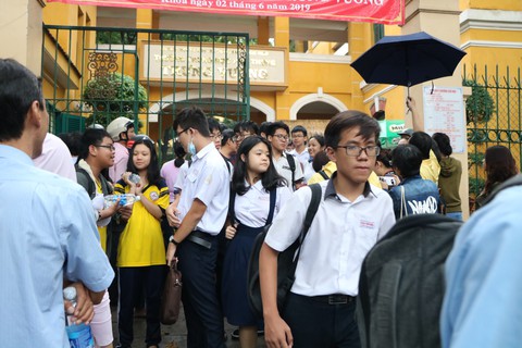 Học sinh thích thú đối thoại tỉ phú trong đề thi chuyên văn TP.HCM - Ảnh 2. Học sinh thích thú đối thoại tỉ phú trong đề thi chuyên văn TP.HCM - Ảnh 2.