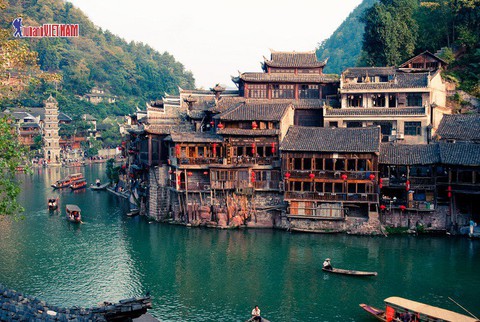 Ưu đãi đến 3 triệu đồng tour Phượng Hoàng Cổ Trấn - Ảnh 1. Ưu đãi đến 3 triệu đồng tour Phượng Hoàng Cổ Trấn - Ảnh 1.