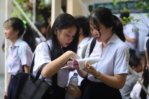 Tuyển sinh lớp 10: hôm nay 3-6 thi toán, ngoại ngữ, lịch sử - Ảnh 1. Tuyển sinh lớp 10: hôm nay 3-6 thi toán, ngoại ngữ, lịch sử - Ảnh 1.