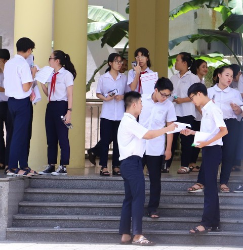 Đề toán dễ thở, thí sinh Đà Nẵng thi xong lớp 10 nhẹ nhàng - Ảnh 2. Đề toán dễ thở, thí sinh Đà Nẵng thi xong lớp 10 nhẹ nhàng - Ảnh 2.