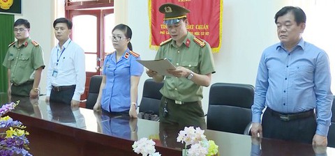 Gian lận thi cử Sơn La: Cảnh cáo phó chủ tịch tỉnh, đề nghị kỷ luật giám đốc Sở GD-ĐT - Ảnh 1. Gian lận thi cử Sơn La: Cảnh cáo phó chủ tịch tỉnh, đề nghị kỷ luật giám đốc Sở GD-ĐT - Ảnh 1.