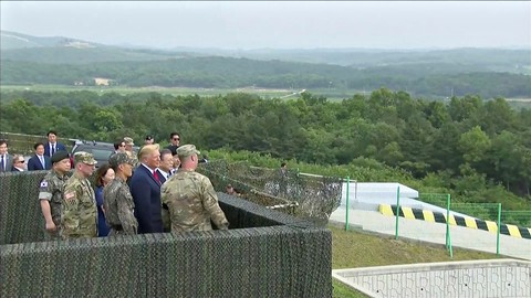 Ông Trump bước qua biên giới gặp chủ tịch Kim Jong Un - Ảnh 5. Ông Trump bước qua biên giới gặp chủ tịch Kim Jong Un - Ảnh 5.