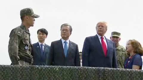 Ông Trump bước qua biên giới gặp chủ tịch Kim Jong Un - Ảnh 6. Ông Trump bước qua biên giới gặp chủ tịch Kim Jong Un - Ảnh 6.
