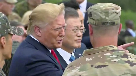 24 giờ chuẩn bị, ông Trump gặp ông Kim kịch tính ra sao? - Ảnh 1. 24 giờ chuẩn bị, ông Trump gặp ông Kim kịch tính ra sao? - Ảnh 1.
