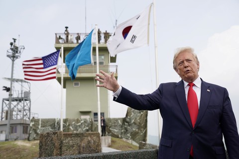 Ông Trump bước qua biên giới gặp chủ tịch Kim Jong Un - Ảnh 7. Ông Trump bước qua biên giới gặp chủ tịch Kim Jong Un - Ảnh 7.