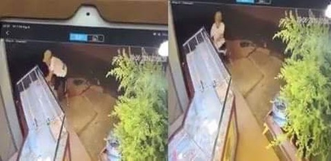 Clip dùng búa đập vỡ tủ kính cướp vàng trong tích tắc - Ảnh 1. Clip dùng búa đập vỡ tủ kính cướp vàng trong tích tắc - Ảnh 1.