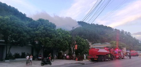 Ngày thứ ba liên tiếp, rừng ở Hà Tĩnh vẫn đang cháy - Ảnh 1. Ngày thứ ba liên tiếp, rừng ở Hà Tĩnh vẫn đang cháy - Ảnh 1.