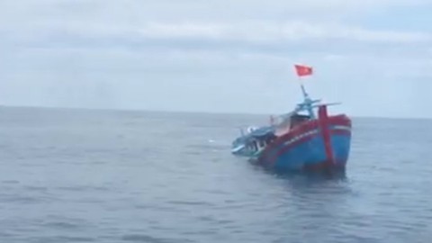 Cứu 4 phụ nữ và 2 trẻ em trên tàu cá bị chìm giữa biển Quảng Ngãi - Ảnh 1. Cứu 4 phụ nữ và 2 trẻ em trên tàu cá bị chìm giữa biển Quảng Ngãi - Ảnh 1.