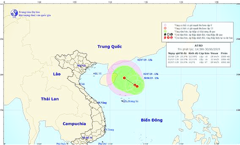 Vùng áp thấp trên Biển Đông đang hướng vào đất liền Việt Nam - Ảnh 1. Vùng áp thấp trên Biển Đông đang hướng vào đất liền Việt Nam - Ảnh 1.