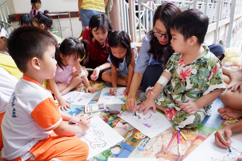 Mang lại nụ cười nhờ đọc to sách lên - Ảnh 1. Mang lại nụ cười nhờ đọc to sách lên - Ảnh 1.