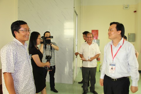 Bộ trưởng Phùng Xuân Nhạ kiểm tra công tác chấm thi tại Bình Định - Ảnh 2. Bộ trưởng Phùng Xuân Nhạ kiểm tra công tác chấm thi tại Bình Định - Ảnh 2.