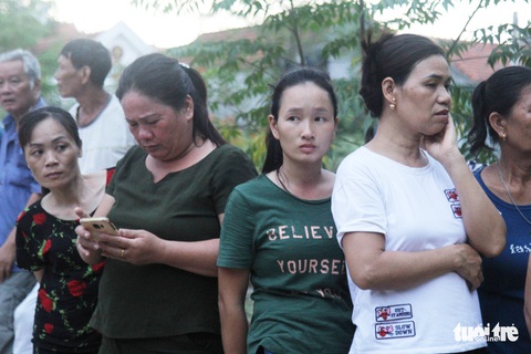 Quê nhà quặn lòng đón thi thể thuyền viên bị chìm tàu - Ảnh 9. Quê nhà quặn lòng đón thi thể thuyền viên bị chìm tàu - Ảnh 9.