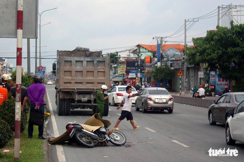 Lại tai nạn chết người do chạy xe máy vào làn ôtô ở quốc lộ 51 - Ảnh 1. Lại tai nạn chết người do chạy xe máy vào làn ôtô ở quốc lộ 51 - Ảnh 1.