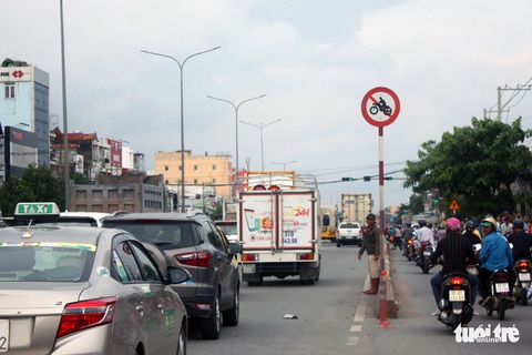 Lại tai nạn chết người do chạy xe máy vào làn ôtô ở quốc lộ 51 - Ảnh 3. Lại tai nạn chết người do chạy xe máy vào làn ôtô ở quốc lộ 51 - Ảnh 3.