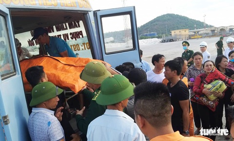 Quê nhà quặn lòng đón thi thể thuyền viên bị chìm tàu - Ảnh 3. Quê nhà quặn lòng đón thi thể thuyền viên bị chìm tàu - Ảnh 3.