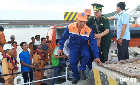 Quê nhà quặn lòng đón thi thể thuyền viên bị chìm tàu - Ảnh 4. Quê nhà quặn lòng đón thi thể thuyền viên bị chìm tàu - Ảnh 4.