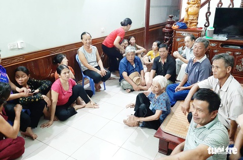 Quê nhà quặn lòng đón thi thể thuyền viên bị chìm tàu - Ảnh 7. Quê nhà quặn lòng đón thi thể thuyền viên bị chìm tàu - Ảnh 7.