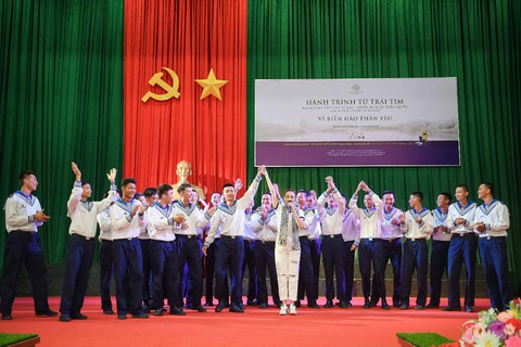 Hành trình từ trái tim trao sách đến vùng biển đảo Tây Nam - Ảnh 2. Hành trình từ trái tim trao sách đến vùng biển đảo Tây Nam - Ảnh 2.