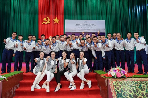 Hành trình từ trái tim trao sách đến vùng biển đảo Tây Nam - Ảnh 4. Hành trình từ trái tim trao sách đến vùng biển đảo Tây Nam - Ảnh 4.