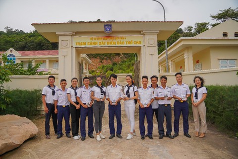 Hành trình từ trái tim trao sách đến vùng biển đảo Tây Nam - Ảnh 8. Hành trình từ trái tim trao sách đến vùng biển đảo Tây Nam - Ảnh 8.