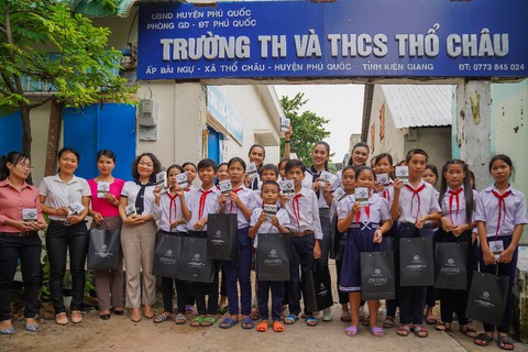Hành trình từ trái tim trao sách đến vùng biển đảo Tây Nam - Ảnh 9. Hành trình từ trái tim trao sách đến vùng biển đảo Tây Nam - Ảnh 9.