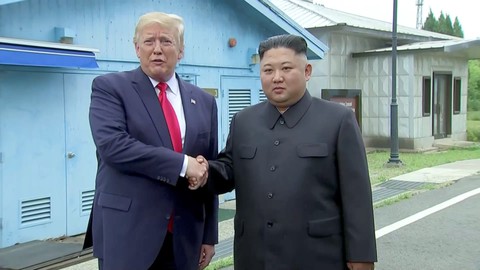Ông Trump bước qua biên giới gặp chủ tịch Kim Jong Un - Ảnh 1. Ông Trump bước qua biên giới gặp chủ tịch Kim Jong Un - Ảnh 1.