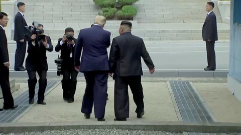 Ông Trump bước qua biên giới gặp chủ tịch Kim Jong Un - Ảnh 3. Ông Trump bước qua biên giới gặp chủ tịch Kim Jong Un - Ảnh 3.