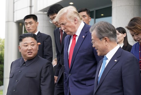 Người Hàn Quốc giữa hi vọng và ngờ vực - Ảnh 3. Người Hàn Quốc giữa hi vọng và ngờ vực - Ảnh 3.