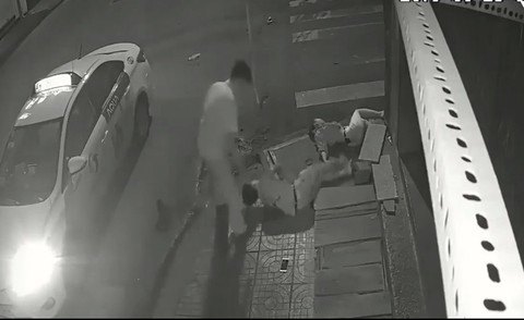 Bỏ mặc người khác chết giữa đường, xã hội đối mặt sự vô cảm đang lấn lướt? - Ảnh 1. Bỏ mặc người khác chết giữa đường, xã hội đối mặt sự vô cảm đang lấn lướt? - Ảnh 1.