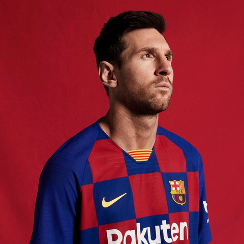 Áo đấu kiểu bàn cờ của Barca bị ném đá trên mạng xã hội - Ảnh 1. Áo đấu kiểu bàn cờ của Barca bị ném đá trên mạng xã hội - Ảnh 1.