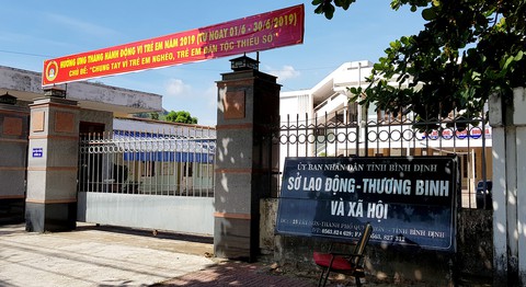 Nhiều người xăm trổ lùng sục đòi nợ phó giám đốc sở - Ảnh 1. Nhiều người xăm trổ lùng sục đòi nợ phó giám đốc sở - Ảnh 1.