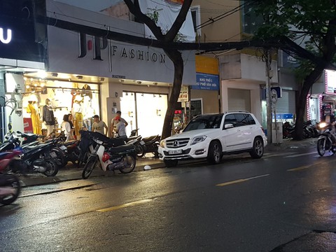 Hơn 20 người vây đánh 3 người đi xe hơi trên đường Lê Văn Sỹ, 2 người bị thương - Ảnh 2. Hơn 20 người vây đánh 3 người đi xe hơi trên đường Lê Văn Sỹ, 2 người bị thương - Ảnh 2.