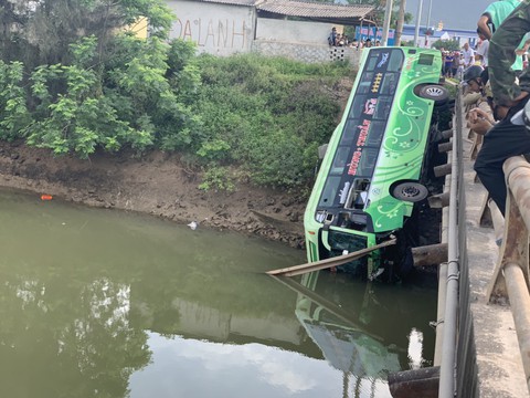 Vụ xe khách lao xuống sông, tài xế khai buồn ngủ, xe mất lái - Ảnh 2. Vụ xe khách lao xuống sông, tài xế khai buồn ngủ, xe mất lái - Ảnh 2.