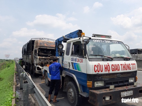 Xe tải cháy rụi trên cao tốc TP.HCM - Trung Lương - Ảnh 4. Xe tải cháy rụi trên cao tốc TP.HCM - Trung Lương - Ảnh 4.