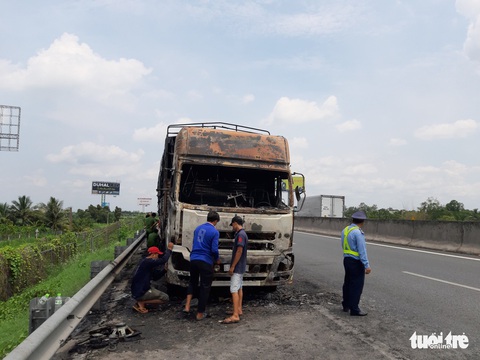 Xe tải cháy rụi trên cao tốc TP.HCM - Trung Lương - Ảnh 2. Xe tải cháy rụi trên cao tốc TP.HCM - Trung Lương - Ảnh 2.