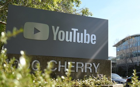 YouTube cấm trẻ livestream một mình, tránh những kẻ ấu dâm - Ảnh 2. YouTube cấm trẻ livestream một mình, tránh những kẻ ấu dâm - Ảnh 2.