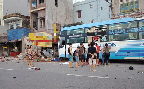 Xe tông liên hoàn gây chết người, một ôtô lao luôn vào nhà dân - Ảnh 1. Xe tông liên hoàn gây chết người, một ôtô lao luôn vào nhà dân - Ảnh 1.