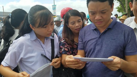 Đi thi môn toán, 6.400 thí sinh được thông báo... thi lại môn văn - Ảnh 1. Đi thi môn toán, 6.400 thí sinh được thông báo... thi lại môn văn - Ảnh 1.