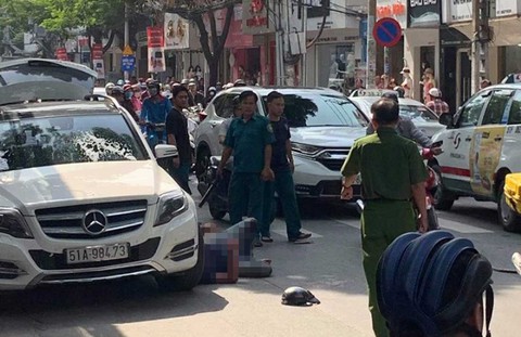 Hơn 20 người vây đánh 3 người đi xe hơi trên đường Lê Văn Sỹ, 2 người bị thương - Ảnh 1. Hơn 20 người vây đánh 3 người đi xe hơi trên đường Lê Văn Sỹ, 2 người bị thương - Ảnh 1.