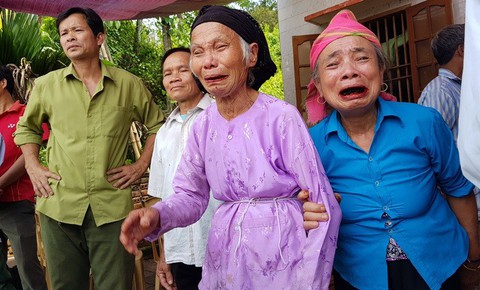 Đẫm nước mắt tiễn đưa thiếu tá biên phòng hi sinh khi đánh án ma túy - Ảnh 3. Đẫm nước mắt tiễn đưa thiếu tá biên phòng hi sinh khi đánh án ma túy - Ảnh 3.