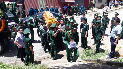 Đẫm nước mắt tiễn đưa thiếu tá biên phòng hi sinh khi đánh án ma túy - Ảnh 1. Đẫm nước mắt tiễn đưa thiếu tá biên phòng hi sinh khi đánh án ma túy - Ảnh 1.