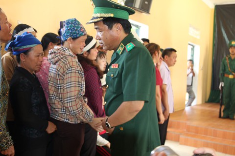 Đẫm nước mắt tiễn đưa thiếu tá biên phòng hi sinh khi đánh án ma túy - Ảnh 5. Đẫm nước mắt tiễn đưa thiếu tá biên phòng hi sinh khi đánh án ma túy - Ảnh 5.