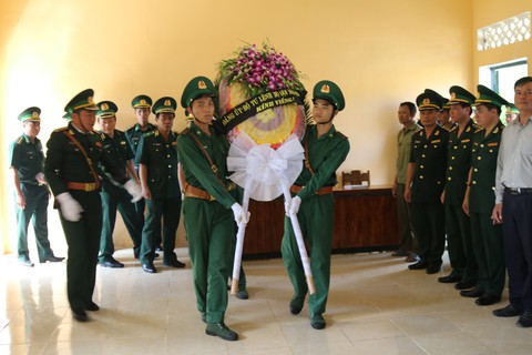 Đẫm nước mắt tiễn đưa thiếu tá biên phòng hi sinh khi đánh án ma túy - Ảnh 2. Đẫm nước mắt tiễn đưa thiếu tá biên phòng hi sinh khi đánh án ma túy - Ảnh 2.