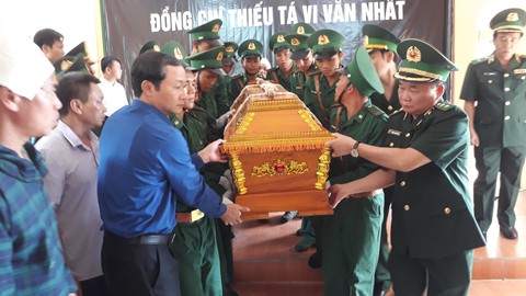 Đẫm nước mắt tiễn đưa thiếu tá biên phòng hi sinh khi đánh án ma túy - Ảnh 6. Đẫm nước mắt tiễn đưa thiếu tá biên phòng hi sinh khi đánh án ma túy - Ảnh 6.