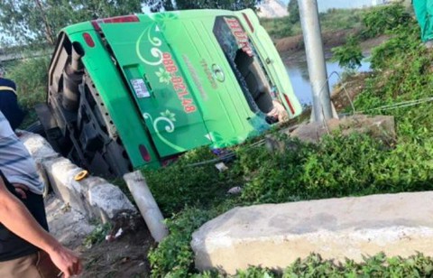 Xe khách lao xuống sông, một người chết, nhiều người bị thương - Ảnh 2. Xe khách lao xuống sông, một người chết, nhiều người bị thương - Ảnh 2.