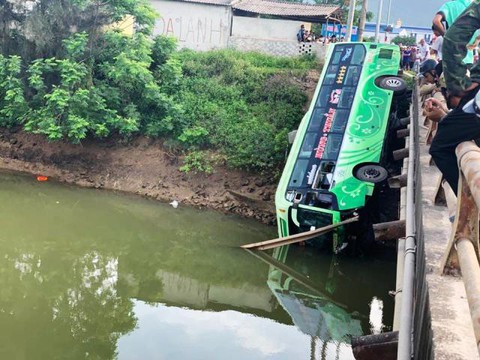 Xe khách lao xuống sông, một người chết, nhiều người bị thương - Ảnh 1. Xe khách lao xuống sông, một người chết, nhiều người bị thương - Ảnh 1.