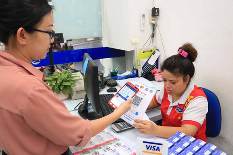 Mưa khuyến mãi hưởng ứng Ngày không tiền mặt - Ảnh 1. Mưa khuyến mãi hưởng ứng Ngày không tiền mặt - Ảnh 1.