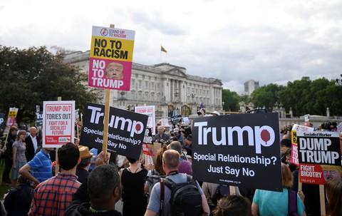 Ông Trump thăm Anh: Lãnh đạo trải thảm đỏ, dân la ó, biểu tình - Ảnh 4. Ông Trump thăm Anh: Lãnh đạo trải thảm đỏ, dân la ó, biểu tình - Ảnh 4.